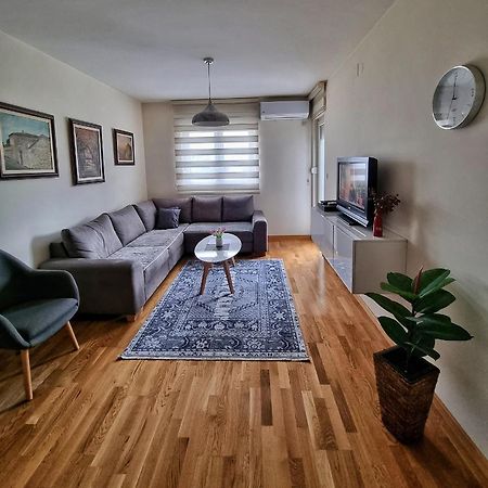 Riverside Apartment พอดโกริกา ภายนอก รูปภาพ