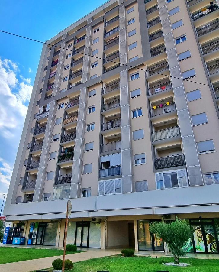 Riverside Apartment พอดโกริกา ภายนอก รูปภาพ