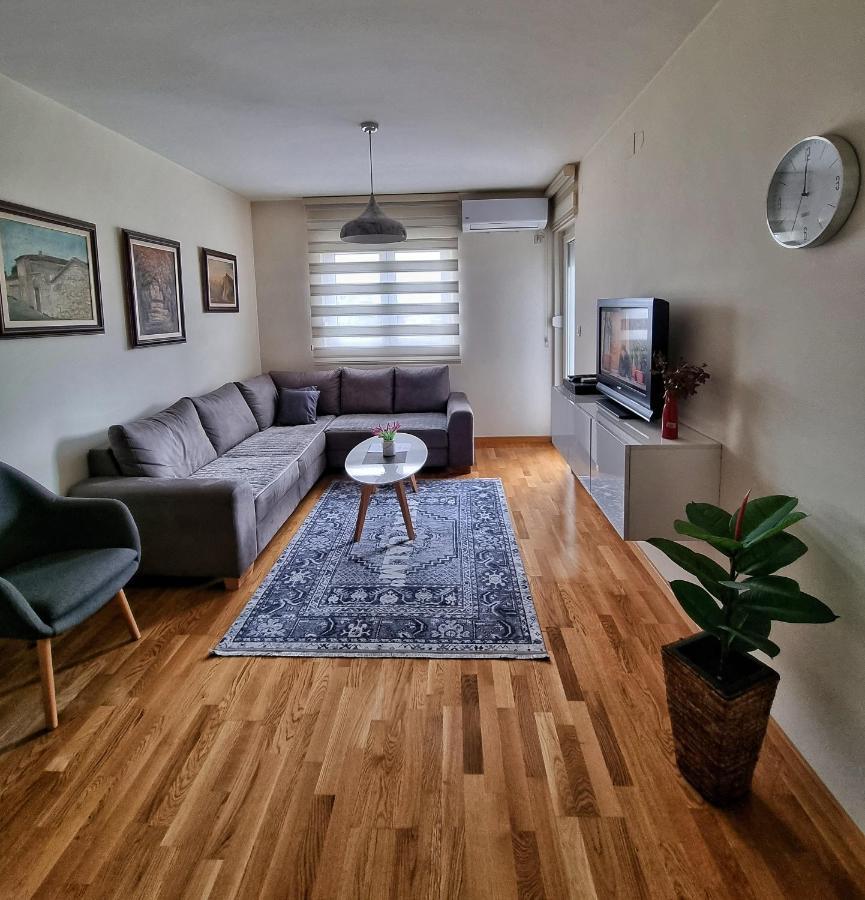Riverside Apartment พอดโกริกา ภายนอก รูปภาพ