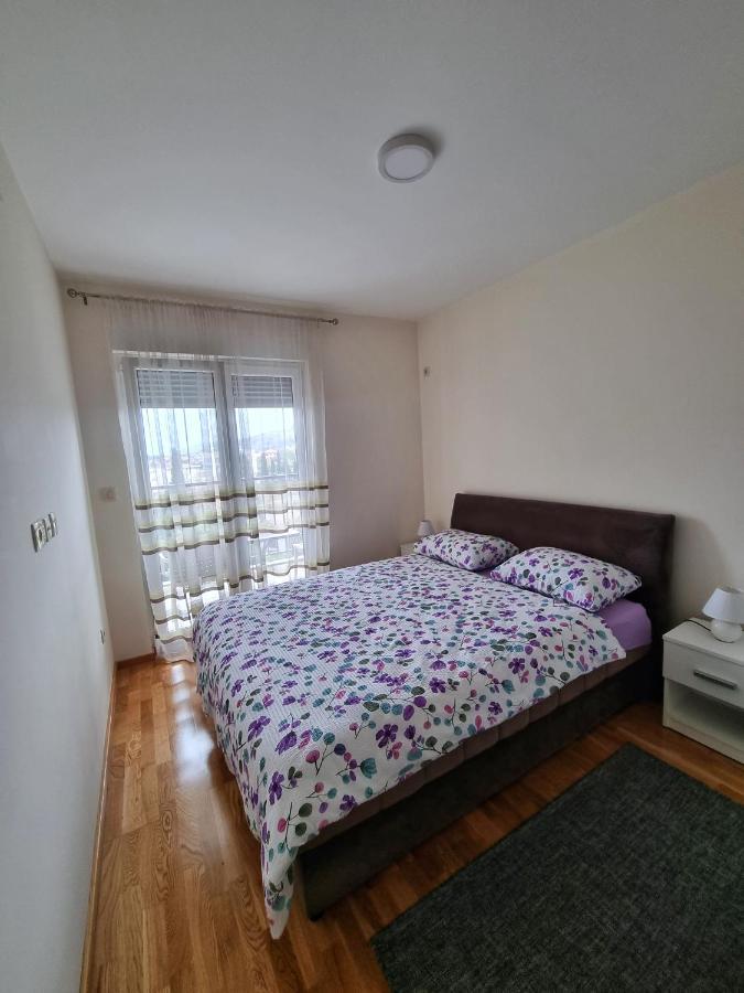 Riverside Apartment พอดโกริกา ภายนอก รูปภาพ