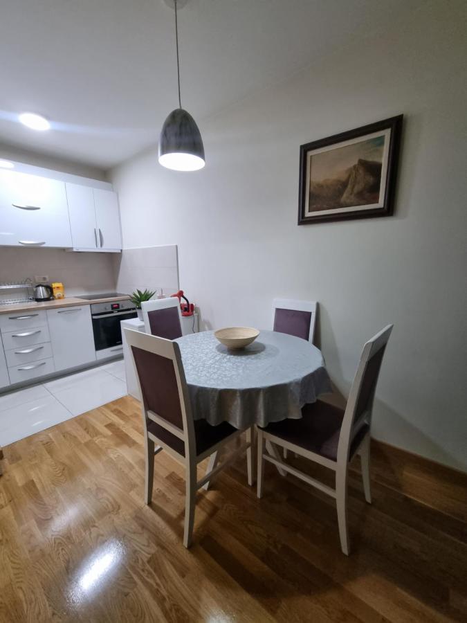 Riverside Apartment พอดโกริกา ภายนอก รูปภาพ